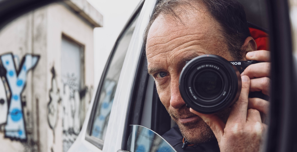 Portrait de Yann Geshors sur le littoral méditerranéen, au lever du jour